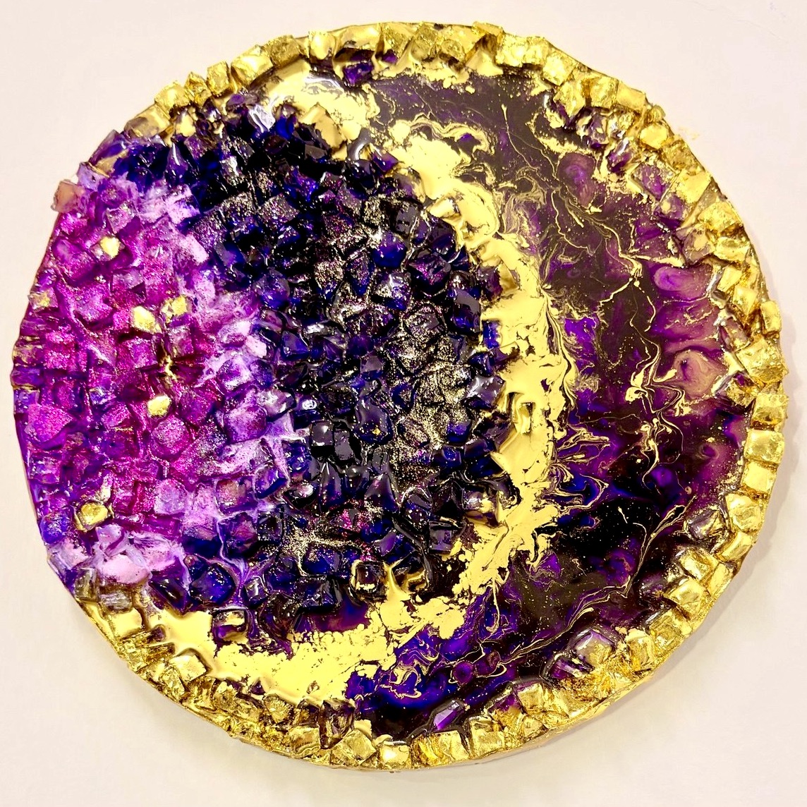 "شريحة من حجر كريم: الجمشت والذهب" // "Gemstone Slice: Amethyst and Gold"
